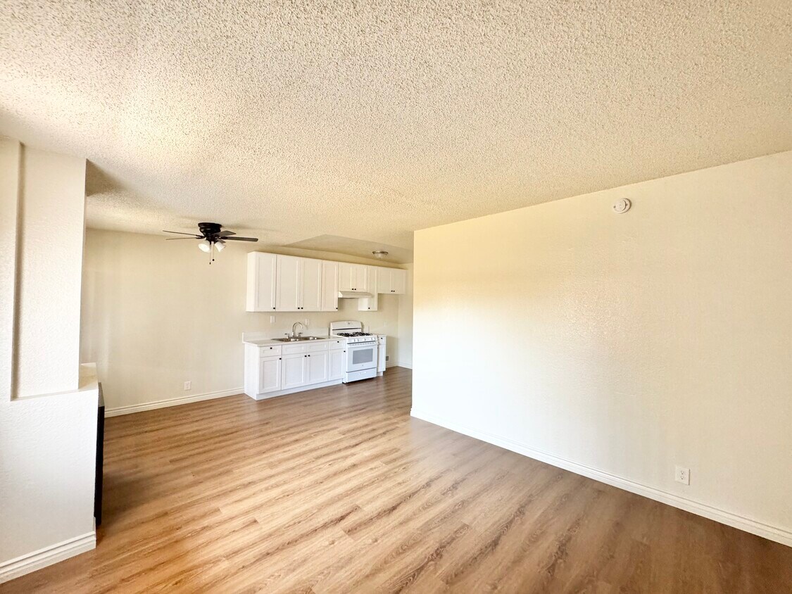 Foto principal - 15552 Nordhoff St