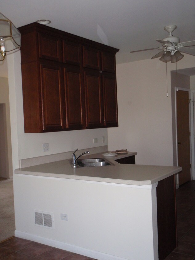 Building Photo - 671 Fieldcrest Dr