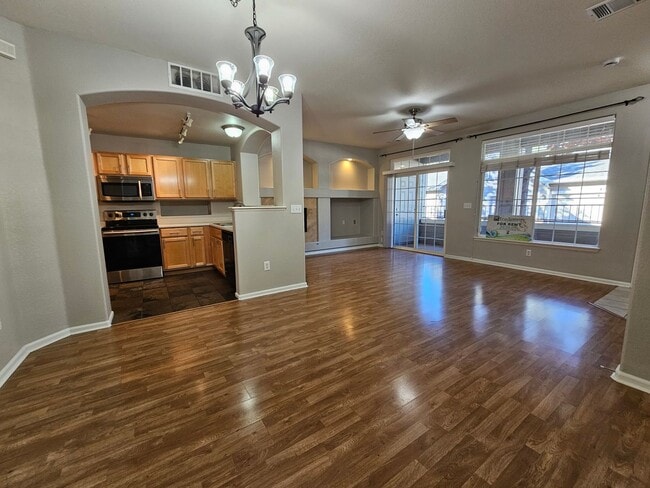 Building Photo - Beautiful Townhome - Great Location - Gara...