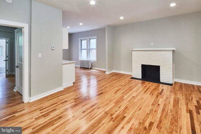Building Photo - 709 W 19th St