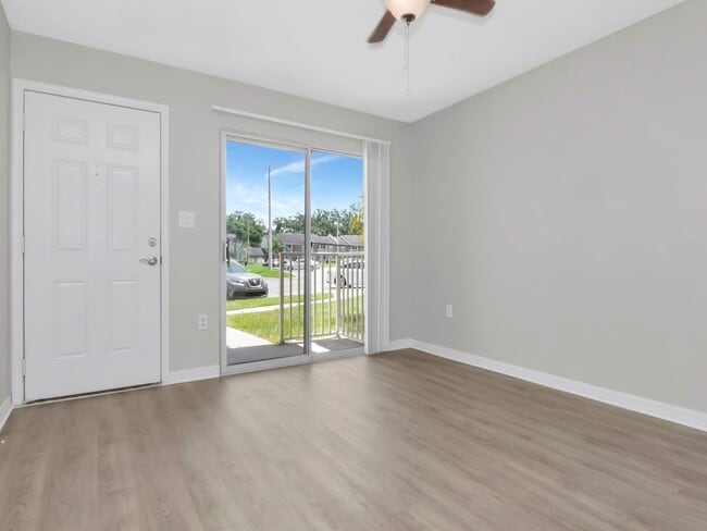 Building Photo - Updated Ground Floor 1BR - Move in Incentives Available