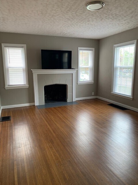 Building Photo - 637 W 44th St