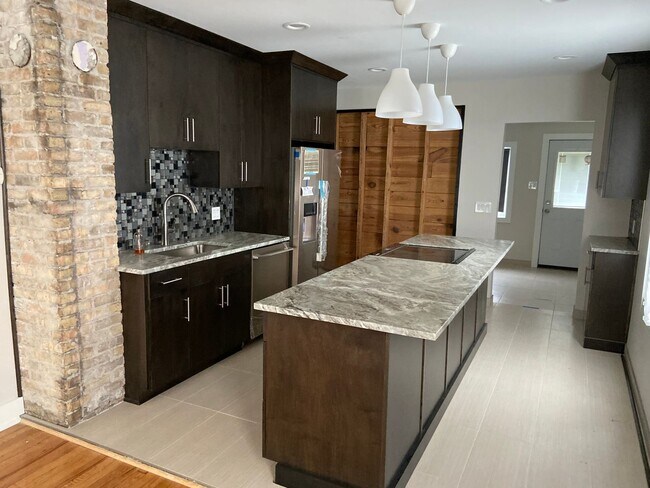 Foto del edificio - $1,600 - One of a Kind Bungalow in Hamtramck