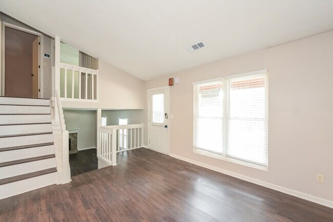 Foto del edificio - 405 Rill Crest Ct