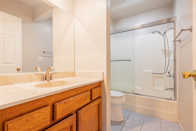 Foto del edificio - Spacious Single-Story 3-Bedroom Condo with Private Patio and 2-Car Garage