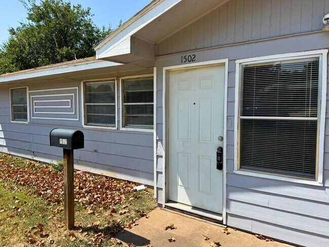 Building Photo - 3 Bed 1 Bath Home Backing Up To Lynwood East Park!