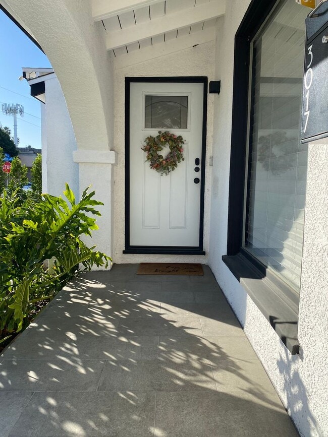 Foto del edificio - Gorgeous 3 Bedroom 2 Bath Updated Front House for Lease Near SoFi! (Building of ADU in the back)