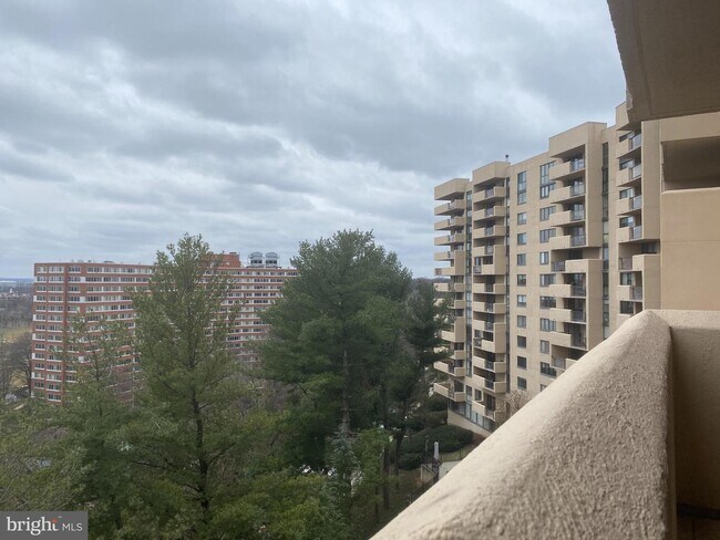 Building Photo - 1101 S Arlington Ridge Rd