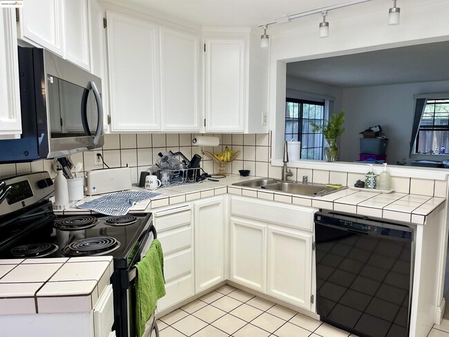 Building Photo - 600 Chandon Ct