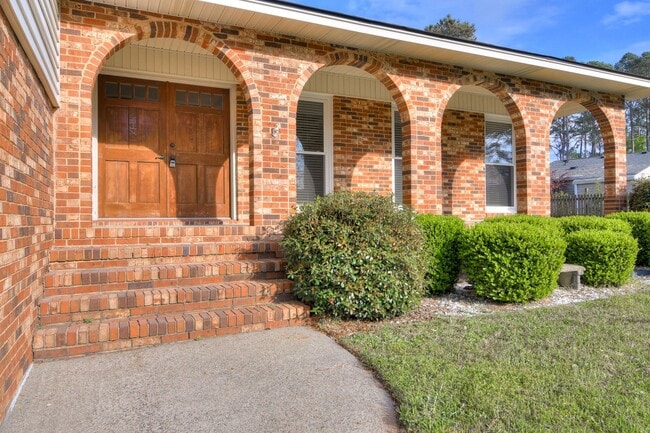 Building Photo - Great Location 4 Bedroom