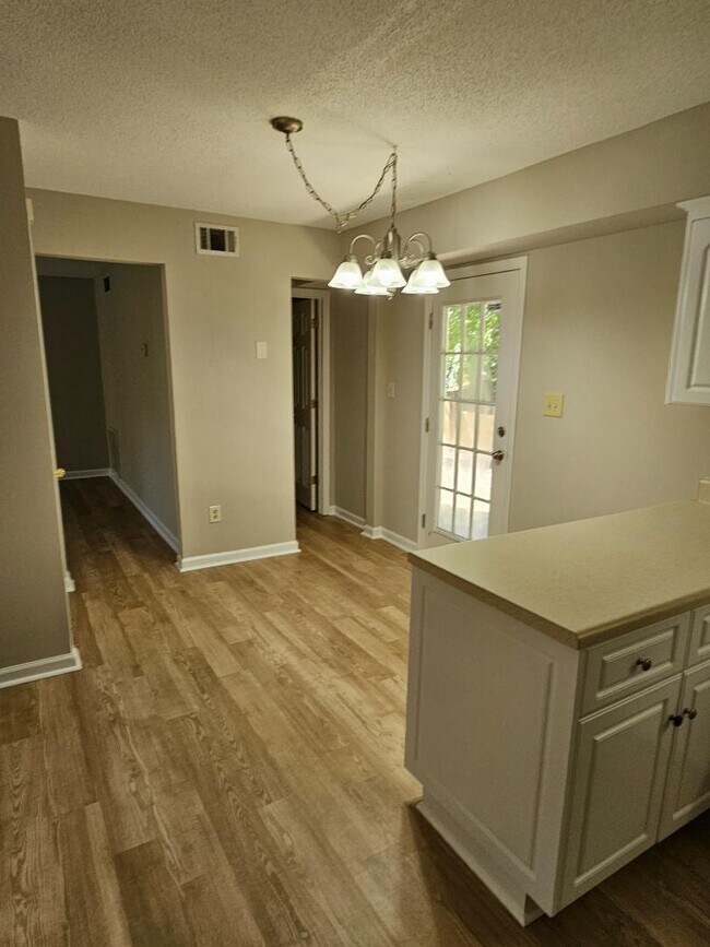 Building Photo - 119 Maple Creek Dr