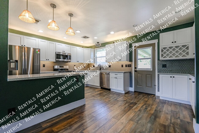 Building Photo - 1310 W Glenrosa Ave