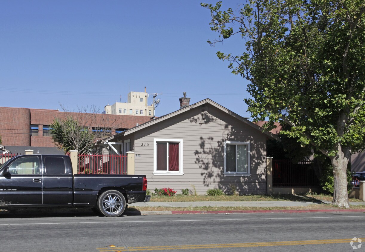 Building Photo - 310-312 Pajaro St