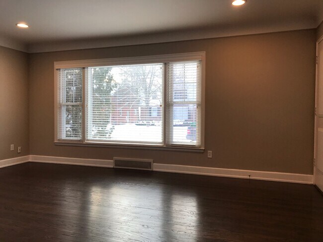 Sala de estar - ventana principal - 995 Henrietta St