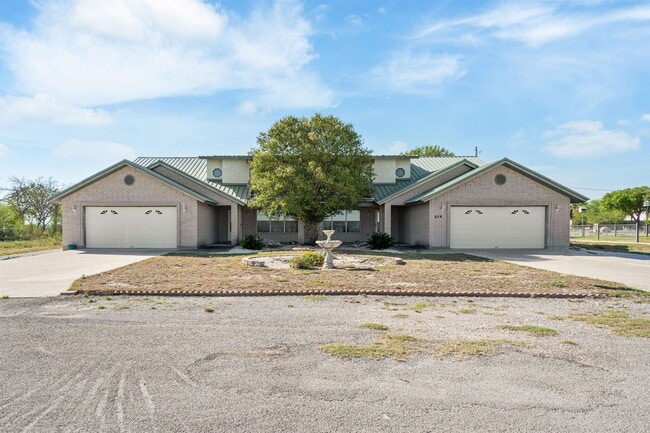 Building Photo - 854 Lago Vista Dr