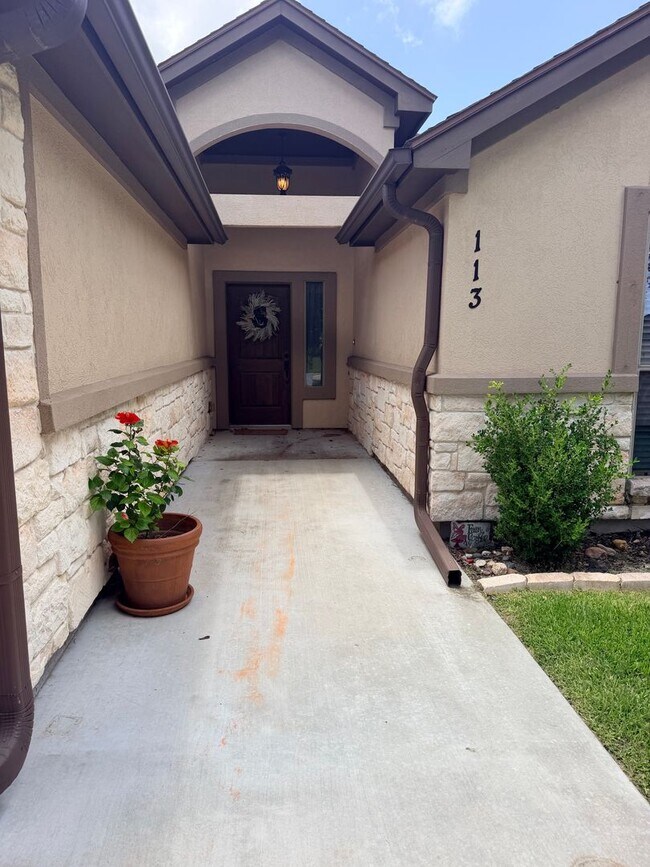 Foto del edificio - Spacious updated 3 bedroom home