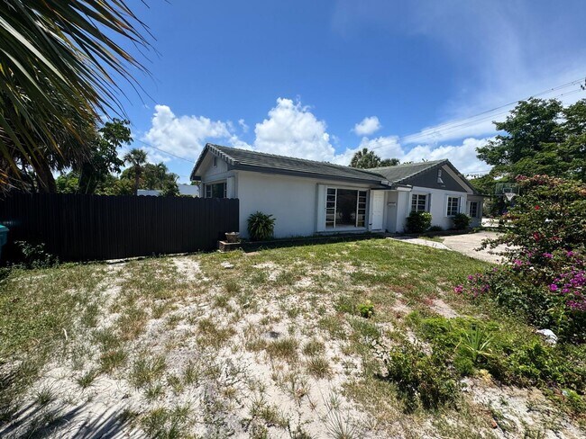 Building Photo - 1101 S Seacrest Blvd