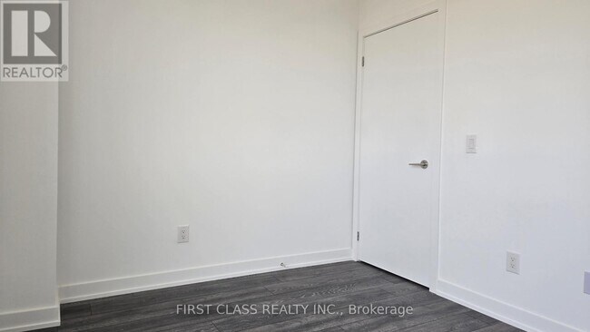 Photo du bâtiment - 8888-8888 Yonge St