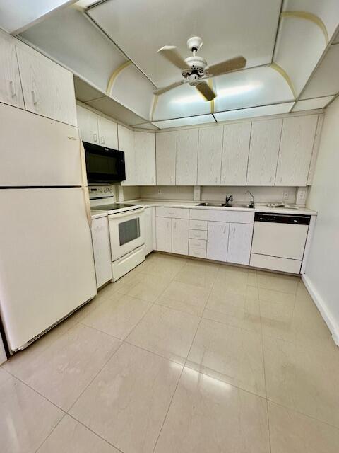 Building Photo - 4024 Newcastle B