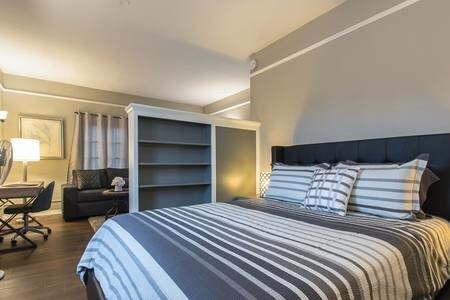 Bedroom, Queen Size Bed - 81 W Glenarm St
