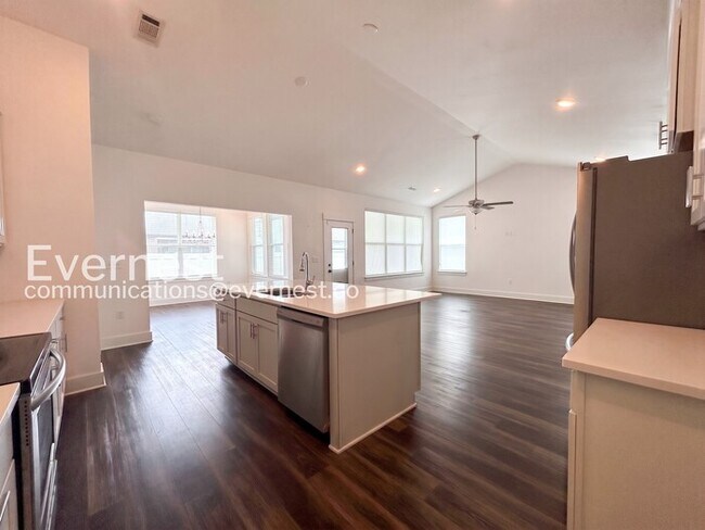 Building Photo - 3 Bed/2 Bath Home with Garage / Pet-Friendly / Available Now!