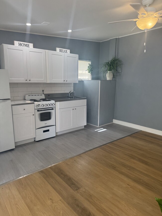 BRAND NEW KITCHEN - 2210 Thomas St