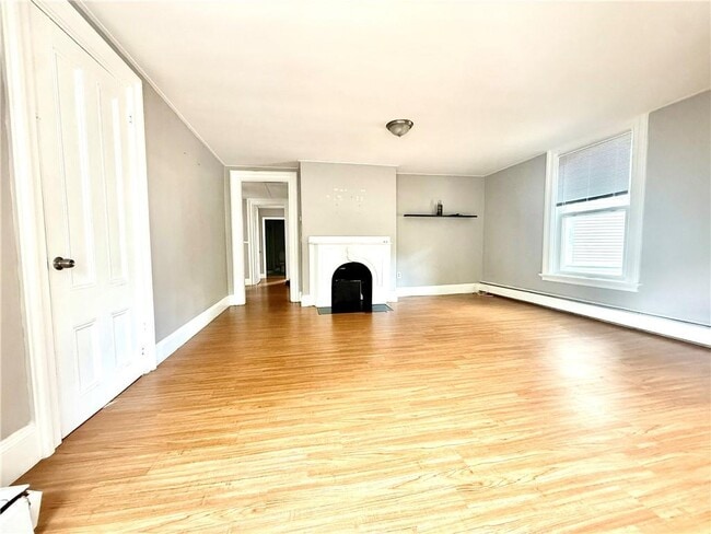 Building Photo - 571 Spring St