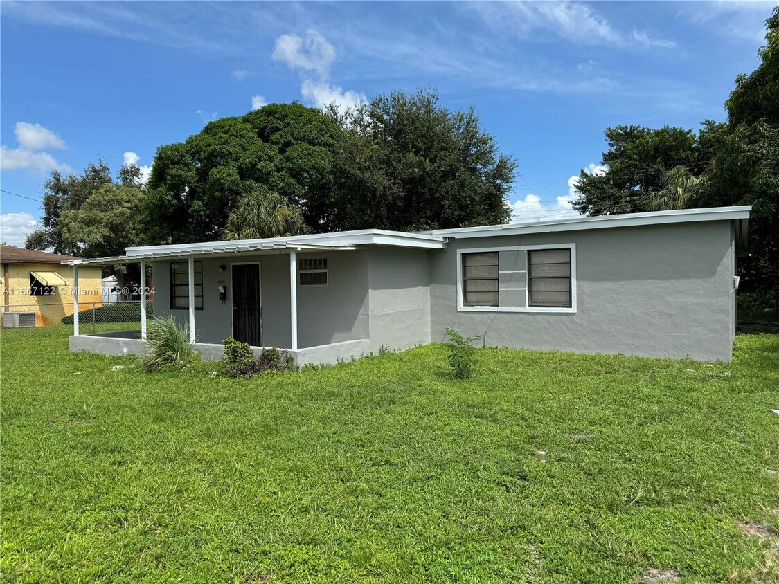 Foto principal - 2351 NW 132nd St