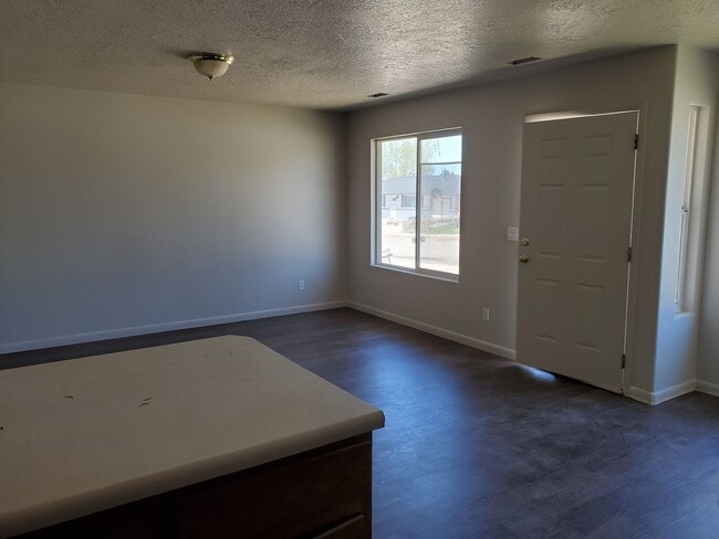 Building Photo - Duplex in Central Cedar City