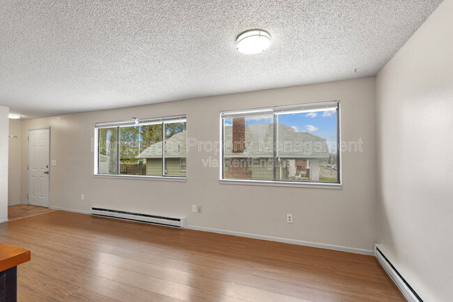 Building Photo - 911 E Bridgeport Ave