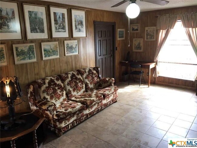 Building Photo - 695 Tally Ho Rd