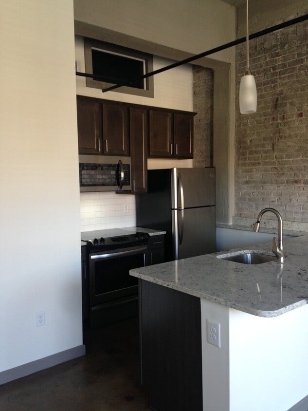 Building Photo - River Lofts West
