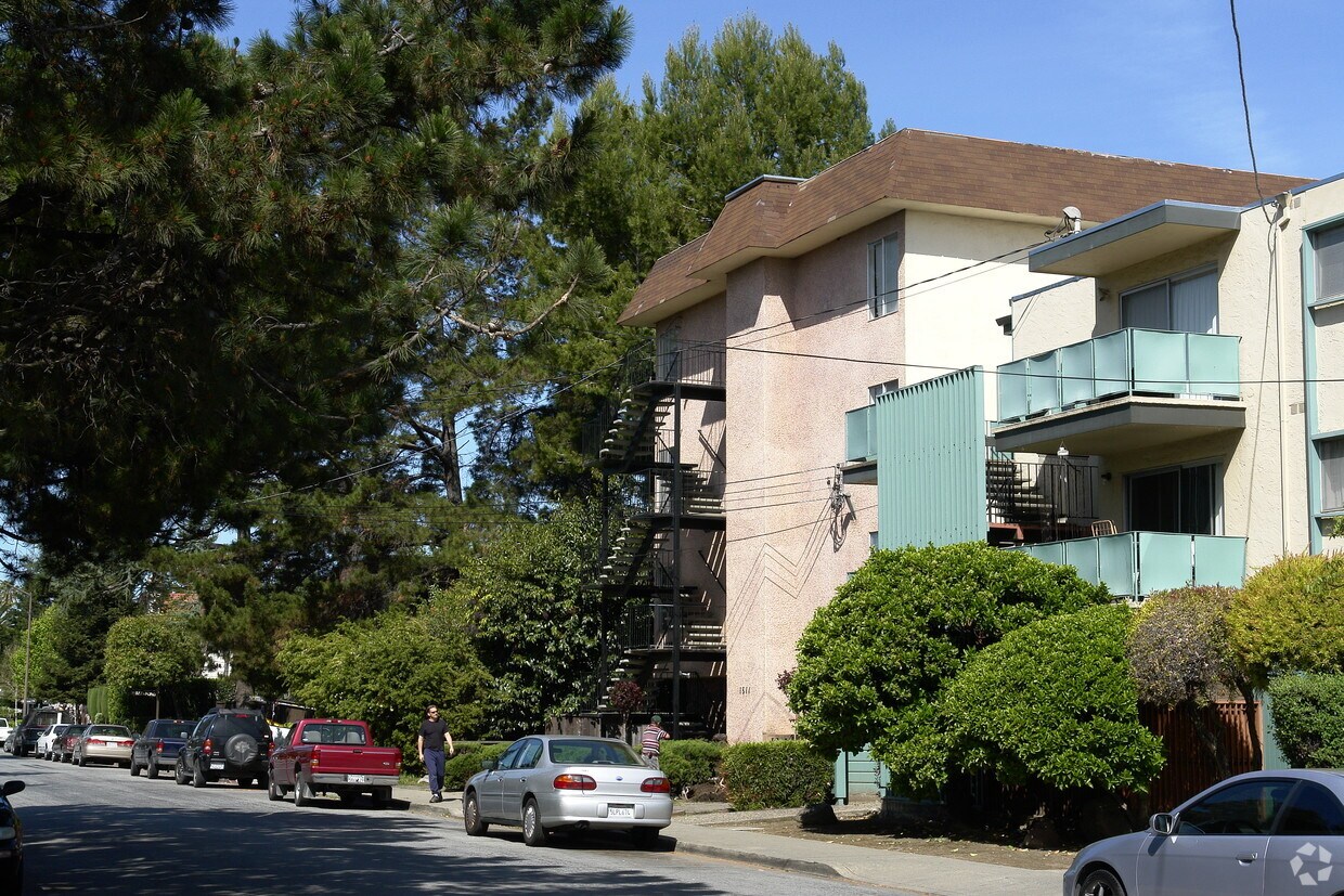 Building Photo - 1611 Oxford St