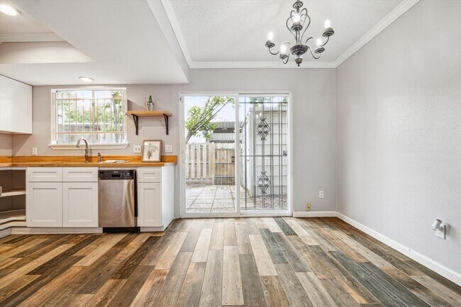 Foto del edificio - 6455 Creekbend Dr