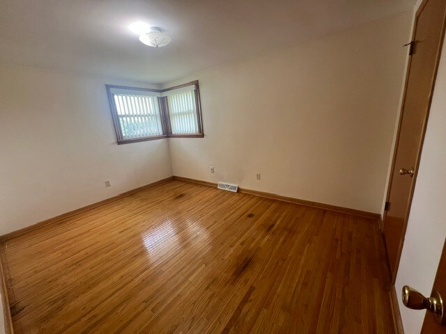 Foto del edificio - 493 Logan Rd