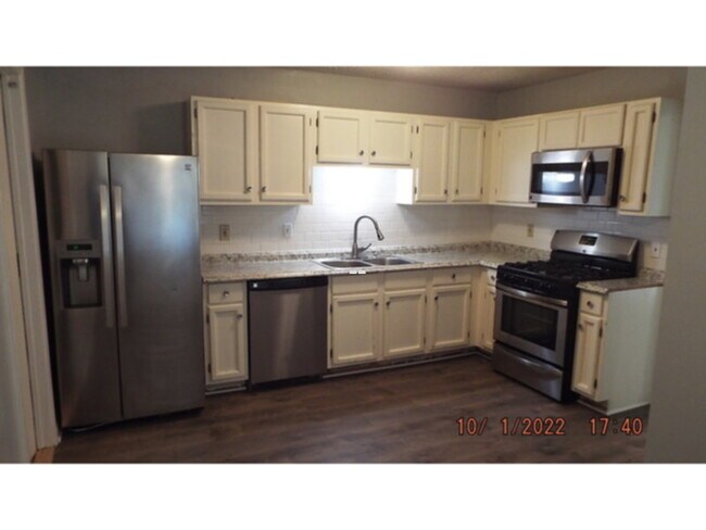 Building Photo - 8032 Laurel Bend