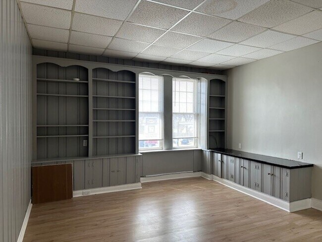 Foto del edificio - 2nd Floor 2 Bed 1 Bath Apartment For Rent ...