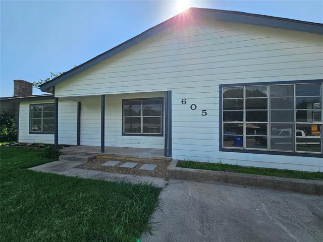 Building Photo - 605 White St