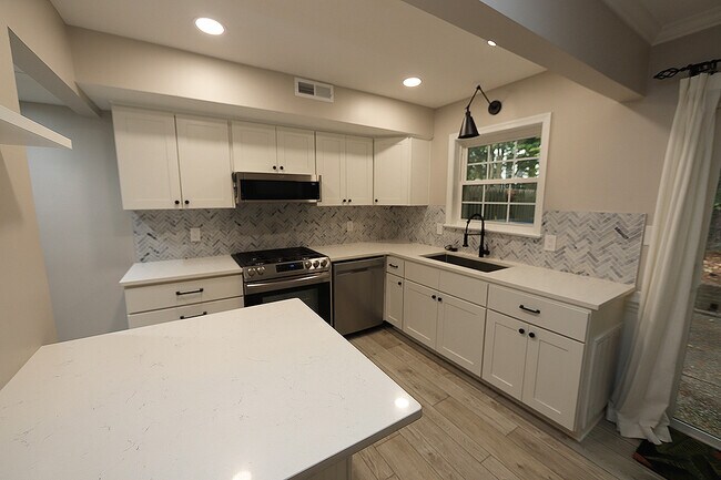 Building Photo - 3719 Jamestown Cir