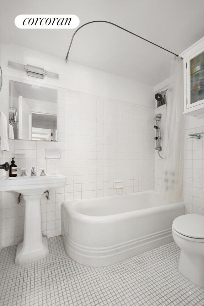 Foto del edificio - 302 W 12th St