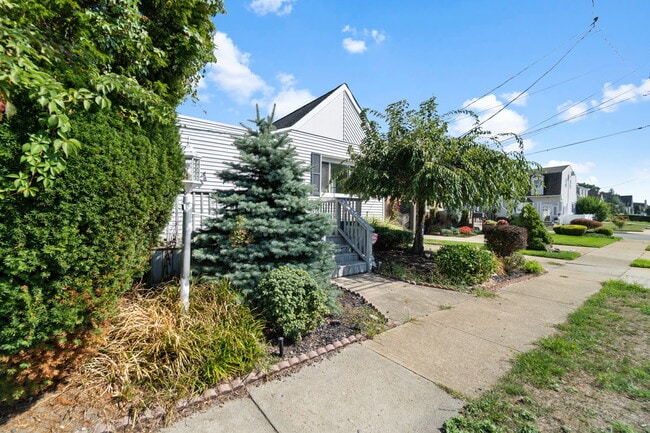 Building Photo - 2419 Riverside Dr