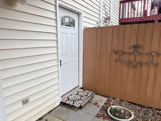 Building Photo - 326 Riverside Ave