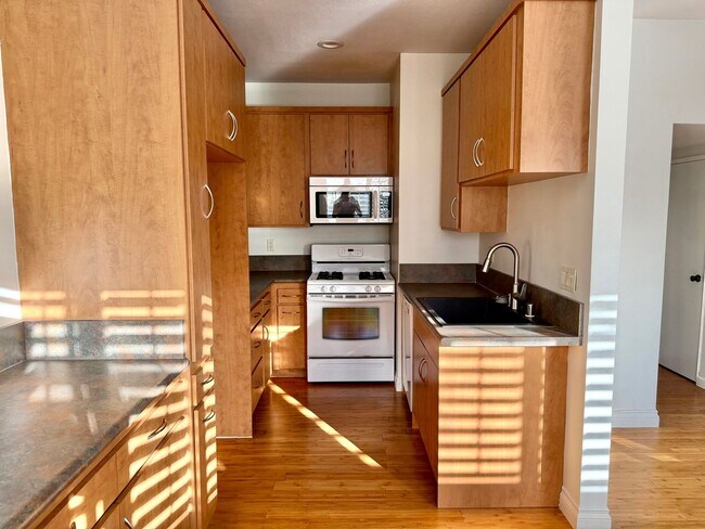 Foto del edificio - Light-filled, two-story 3-bedroom, 2.5-bath condo in the heart of Thousand Oaks!