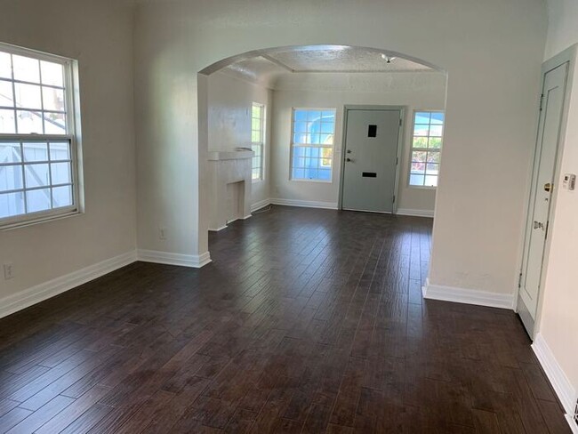 Building Photo - CUTE Side-by-Side 2 Story Duplex