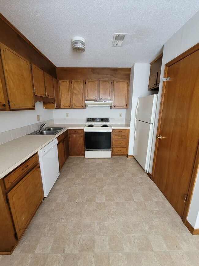 Building Photo - 2 BR 2 Bath Townhome in The Arbors