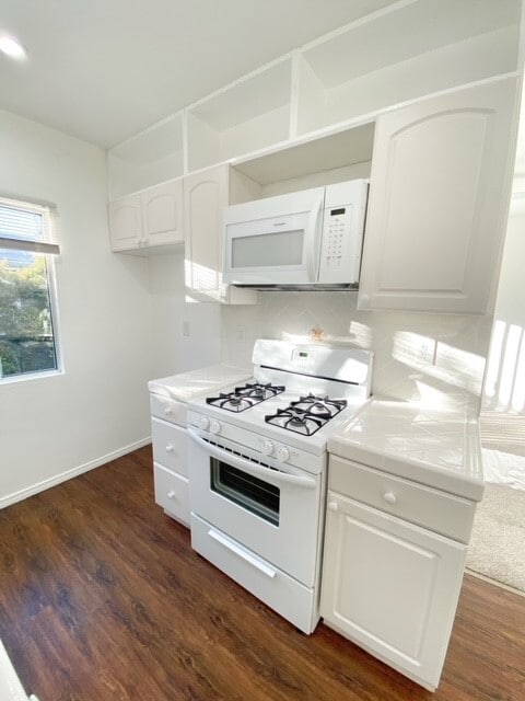 Microwave and stove included - 3645 McLaughlin Ave