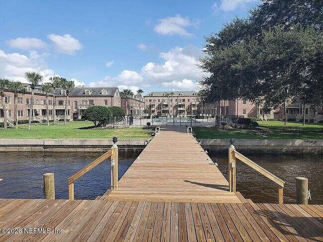 Foto del edificio - 842 Cedar St