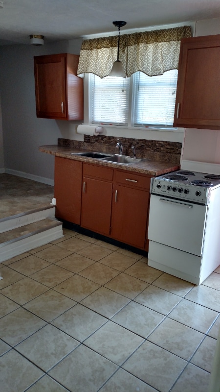 Building Photo - 346 Day Ave SW