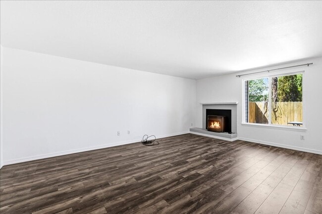 Building Photo - 3 Bedroom 2.5 Bathroom Townhouse in Southeast Boise