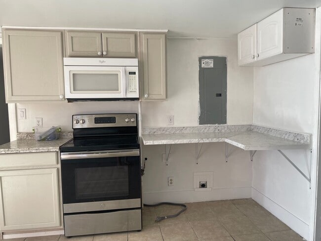 Foto del edificio - Remodeled Basement Apartment, 3 Bedrooms!